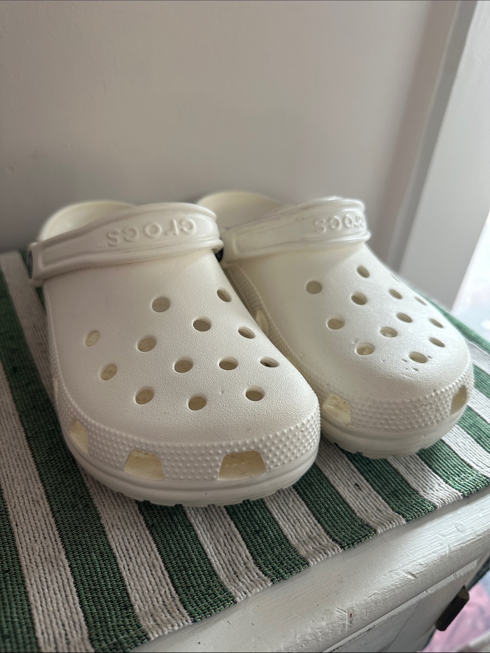 CROCS W7 M5 Classic Clog in White